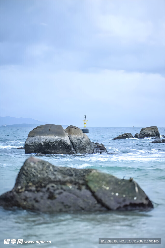 海浪拍岸