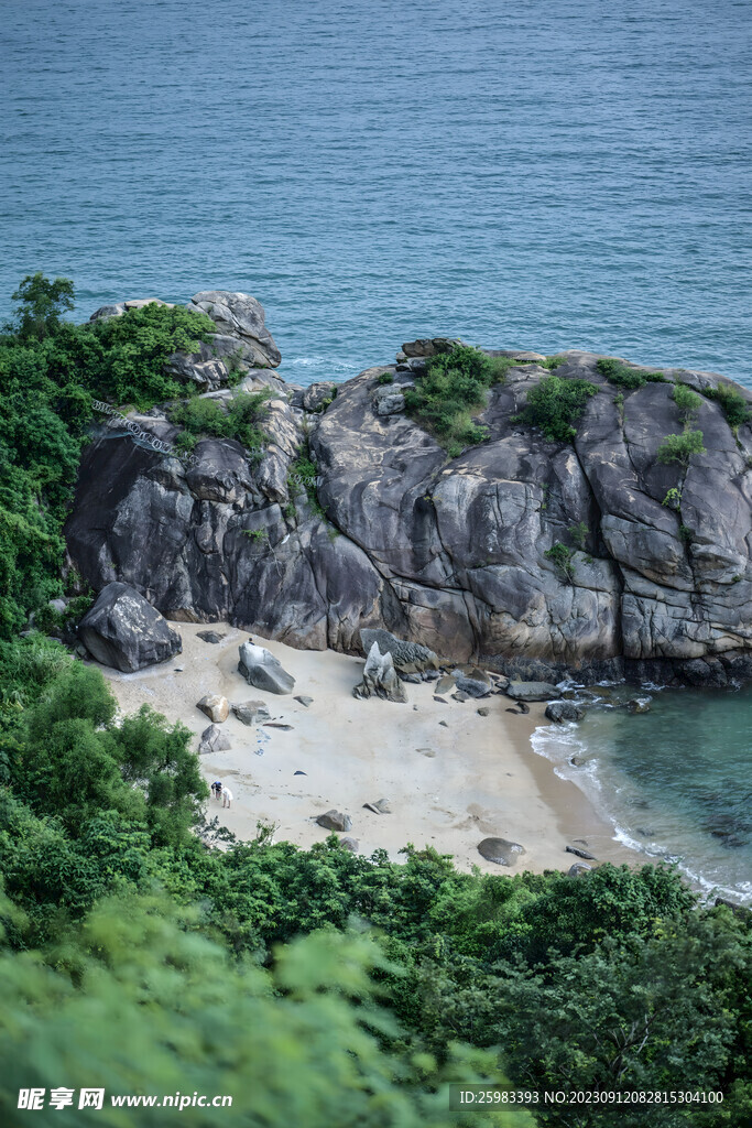 海浪拍岸