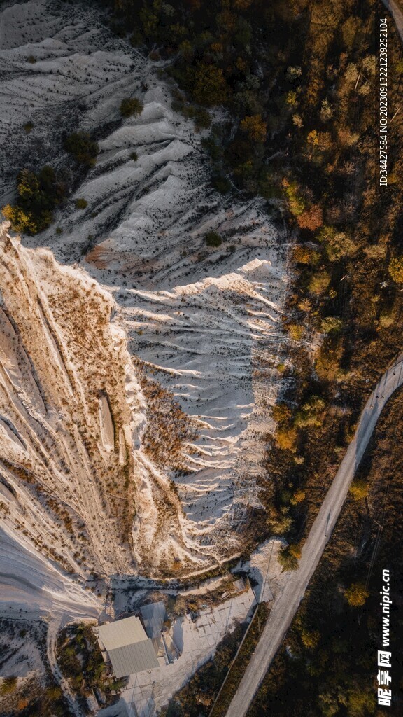 航拍雪山树林道路