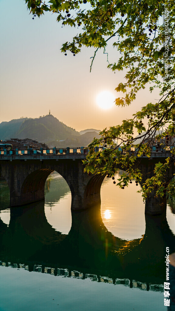 贵州镇远古镇舞阳河新大桥夕阳