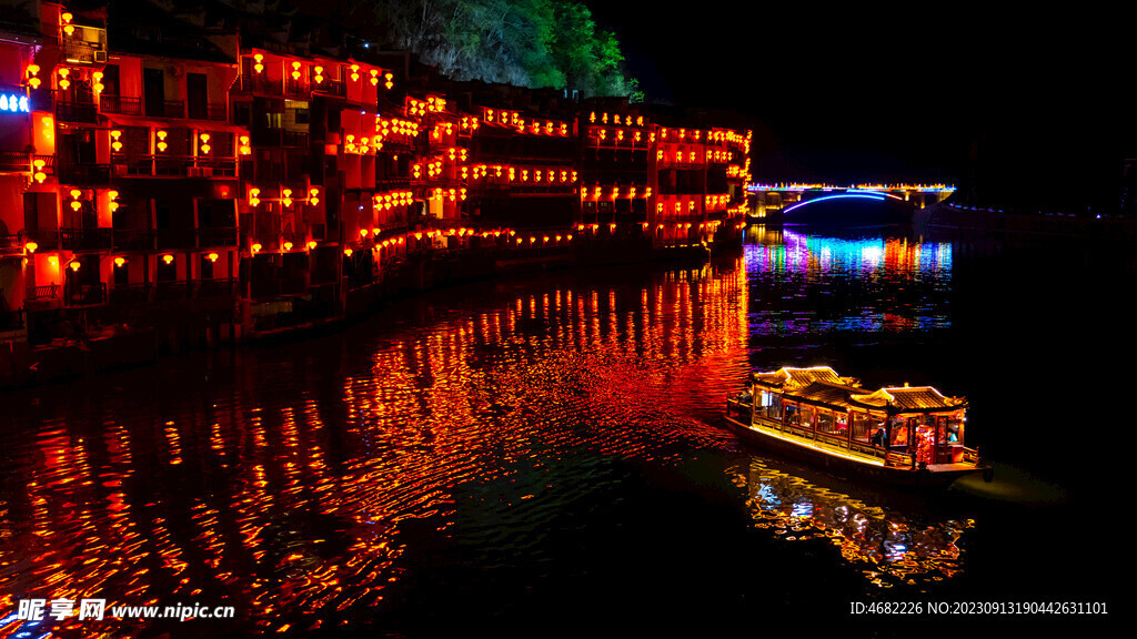 贵州镇远古镇舞阳河游船夜景