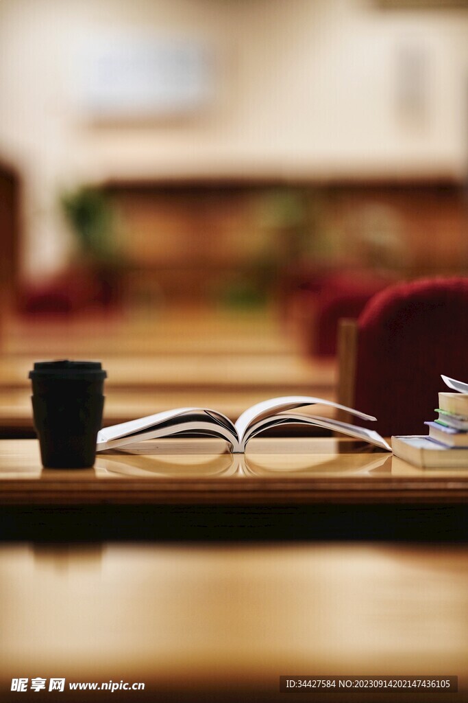 桌上的书本和咖啡