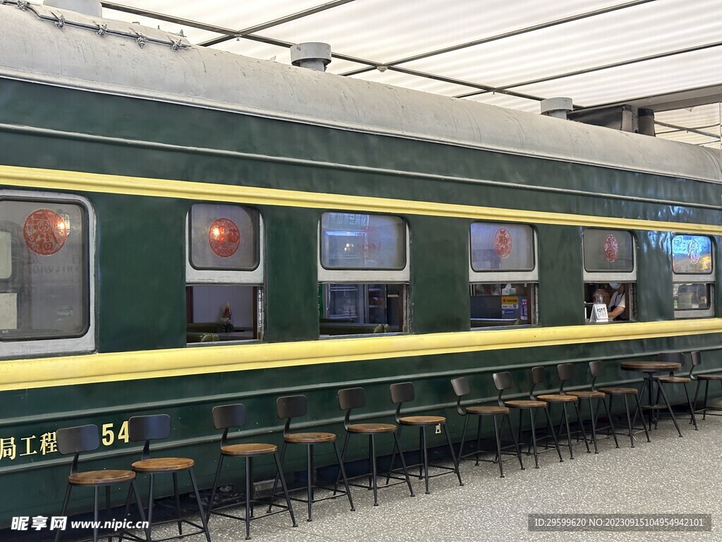 西安一公园里有一列5节车厢的绿皮老火车|车厢|火车|餐厅_新浪新闻