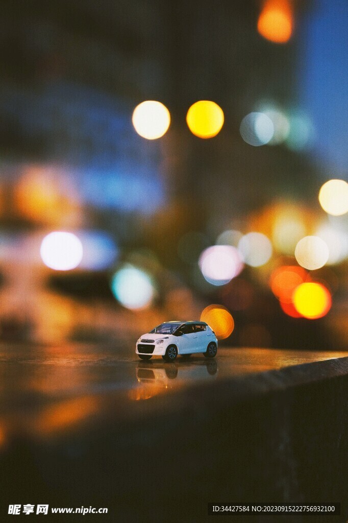 灯光下的汽车模型