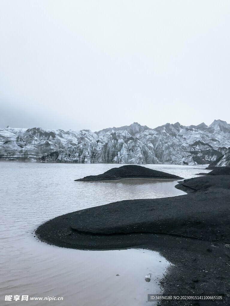 黑白海岸边