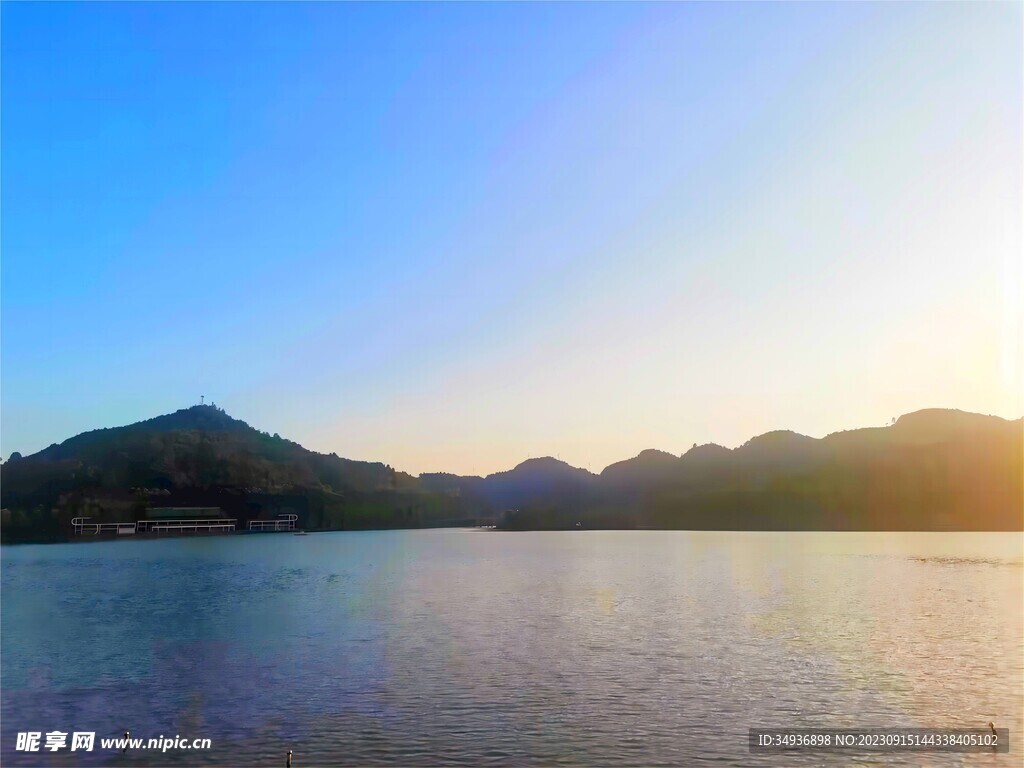 湖景蓝天