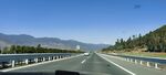 高速公路  蓝天  山  树 