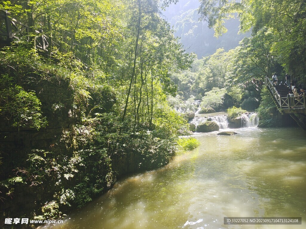 三峡大瀑布下游的风光