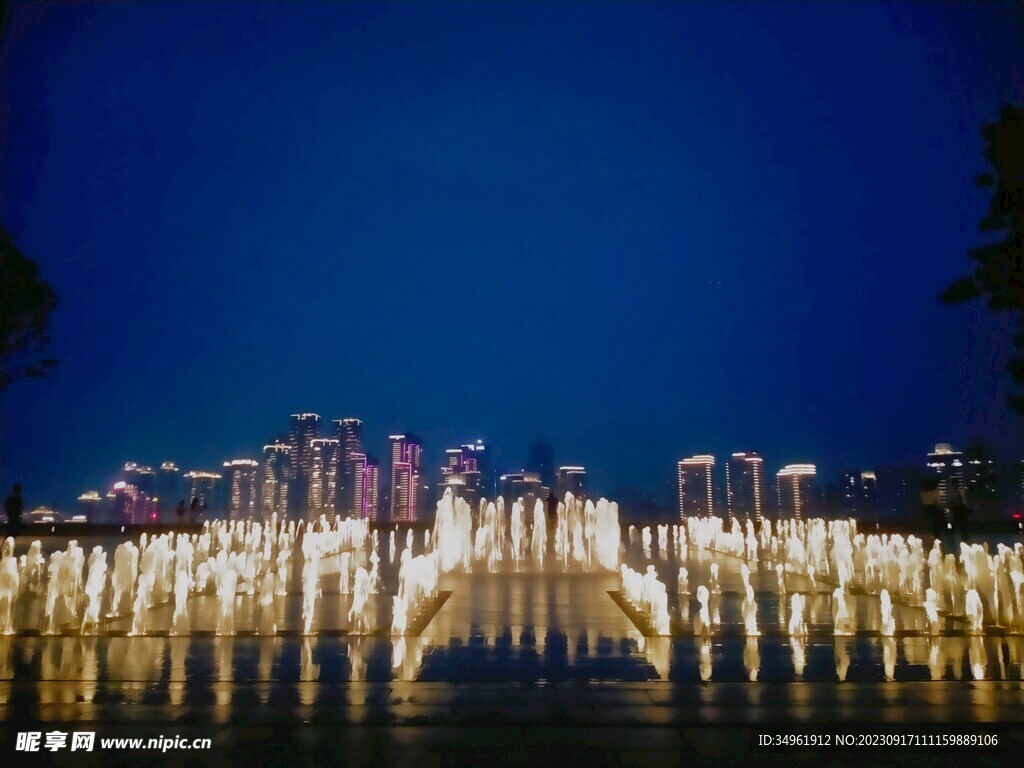 城市夜景商业喷泉