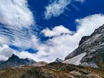 稻城亚丁山高海拔山峰蓝天白云