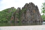 山峰绿树
