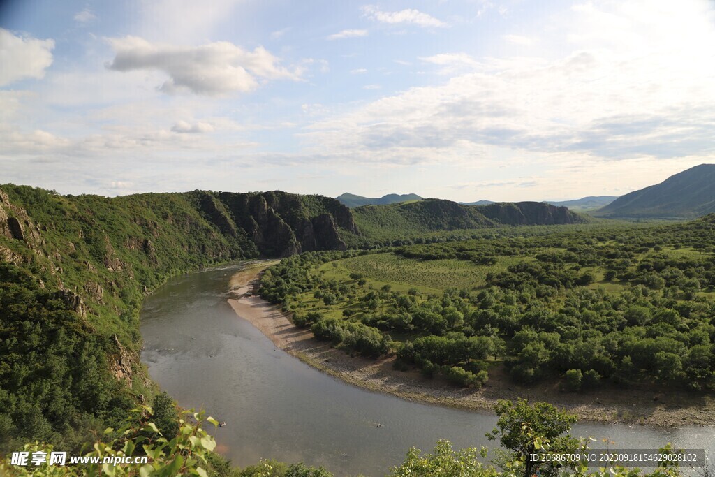 俯视河岸