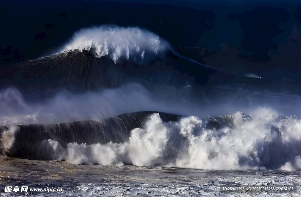 大浪拍岸