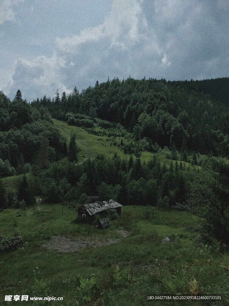 山野上的木屋