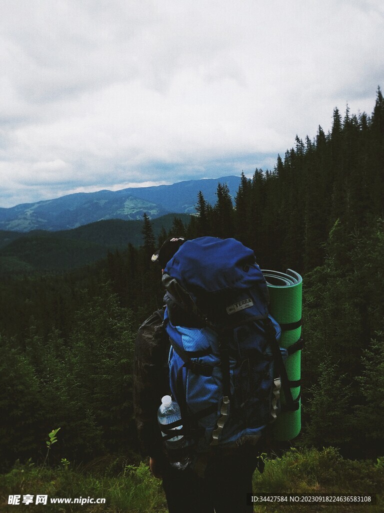 山坡上的徙步登山者