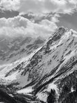 黑白雪山谷