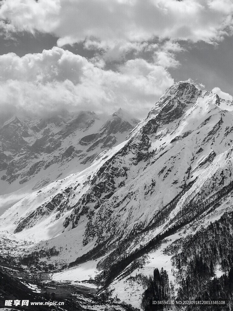 黑白雪山谷