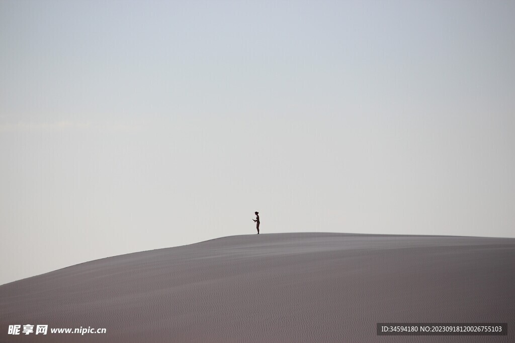 沙漠上的孤独人影