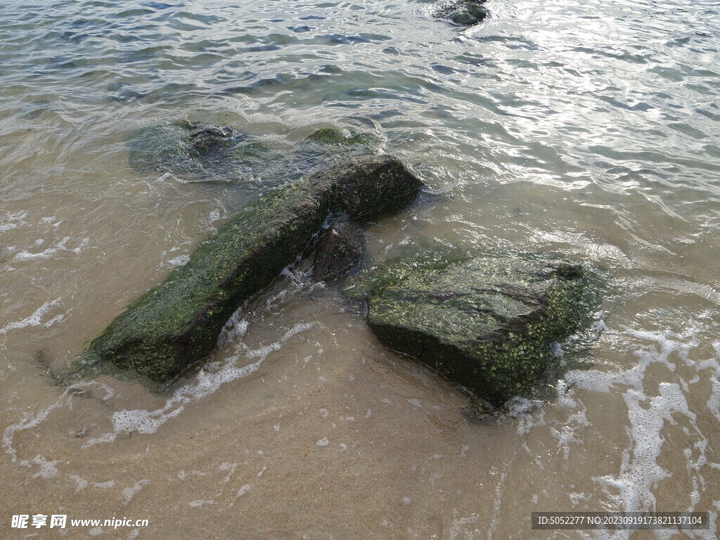 海滩礁石