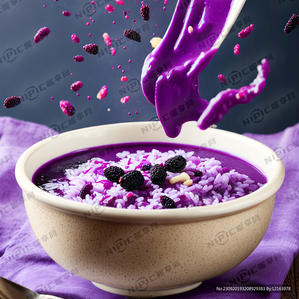 紫色的米汤装在碗里 没有米