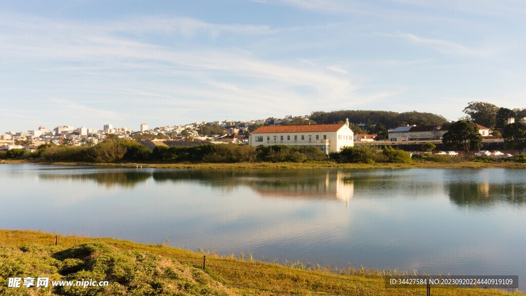 湖边房子风景