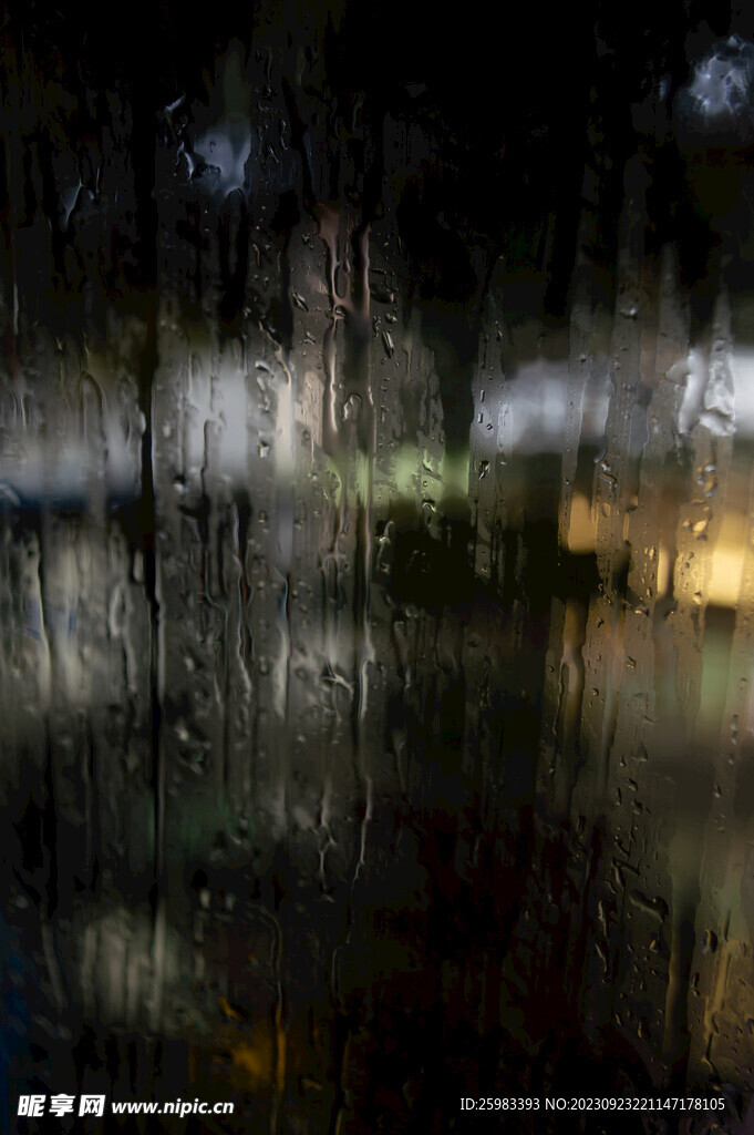 窗外的暴风雨