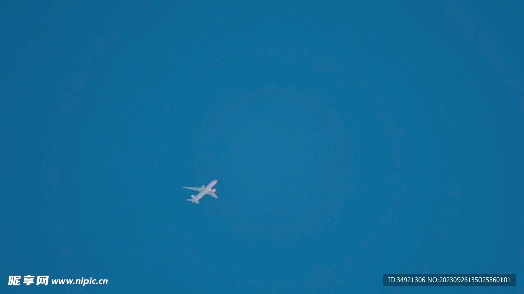 飞机飞越蓝天