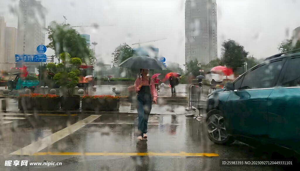 窗外的暴风雨