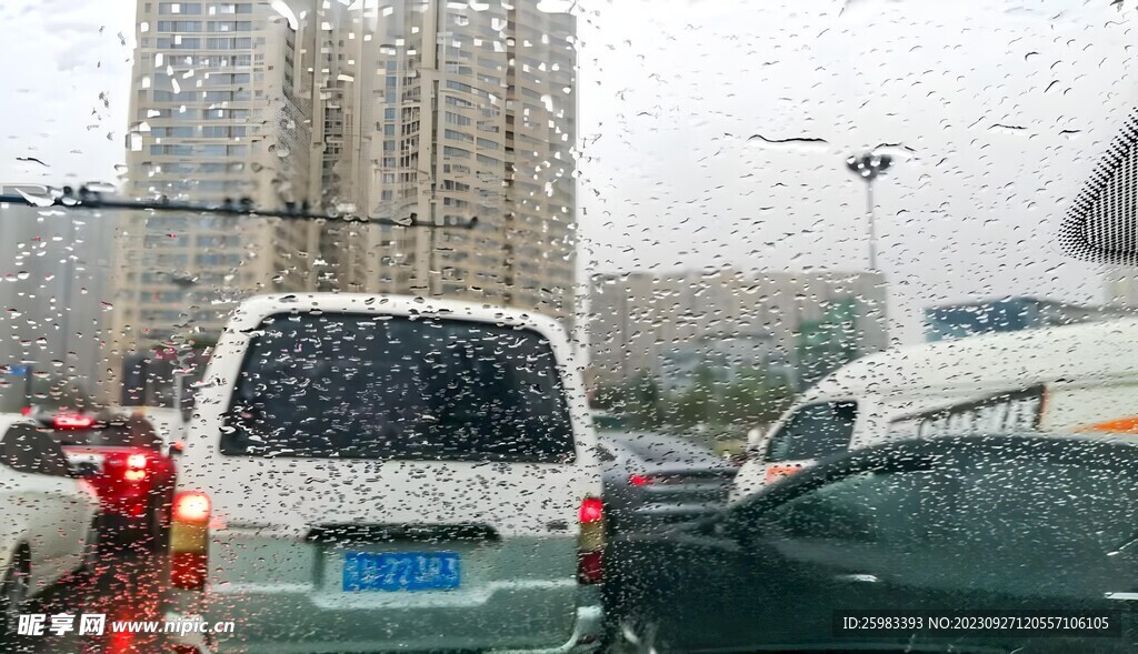 窗外的暴风雨