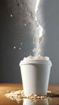 咖啡液与冰块摇震碰撞，燕麦牛奶，白色纸杯，蔻，石，咖啡