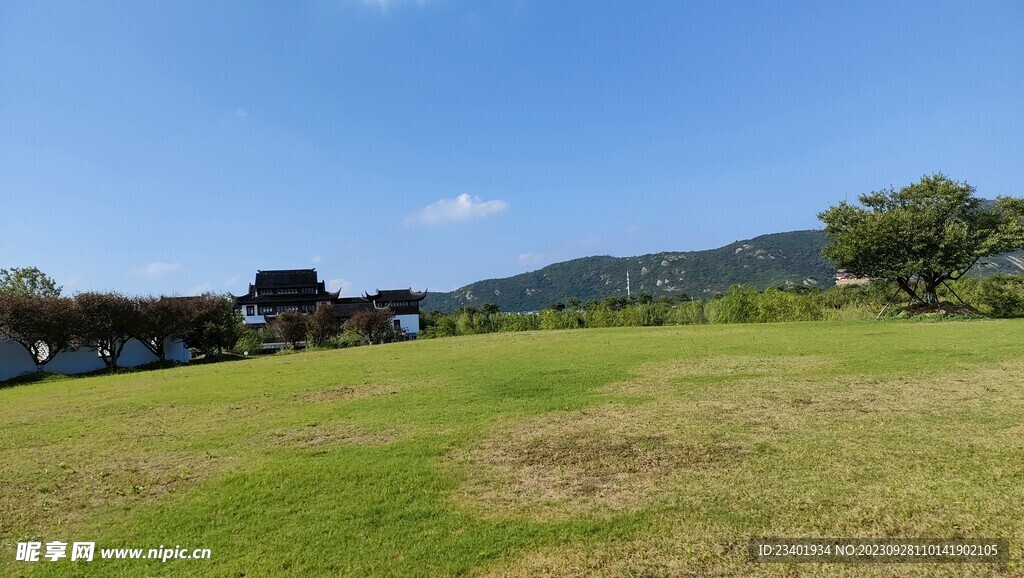 伊芦山梅园蓝天白云草坪