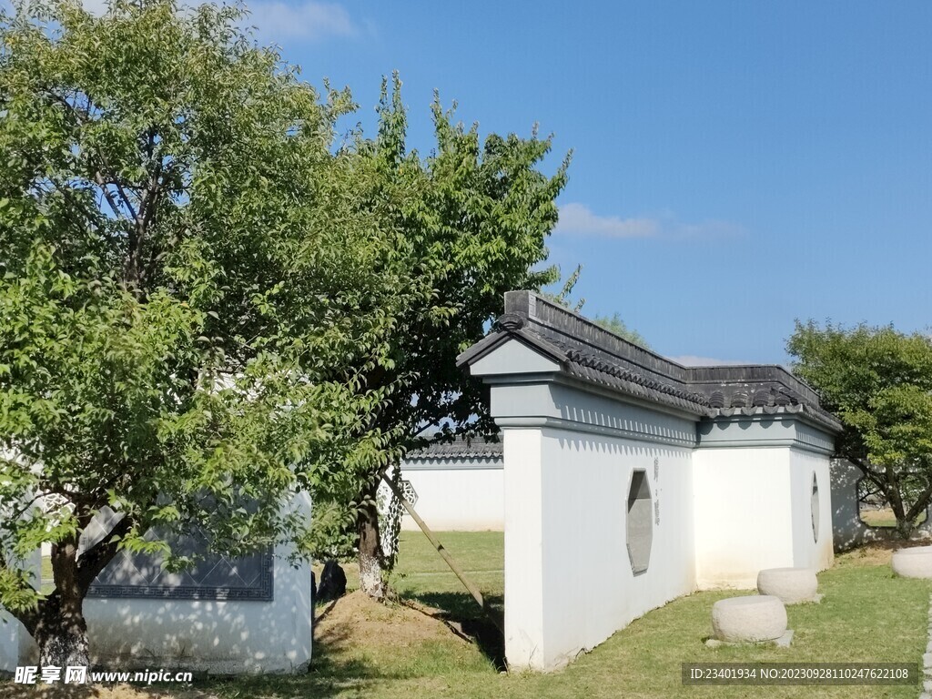 夏季伊芦山梅园白墙灰瓦建筑梅树