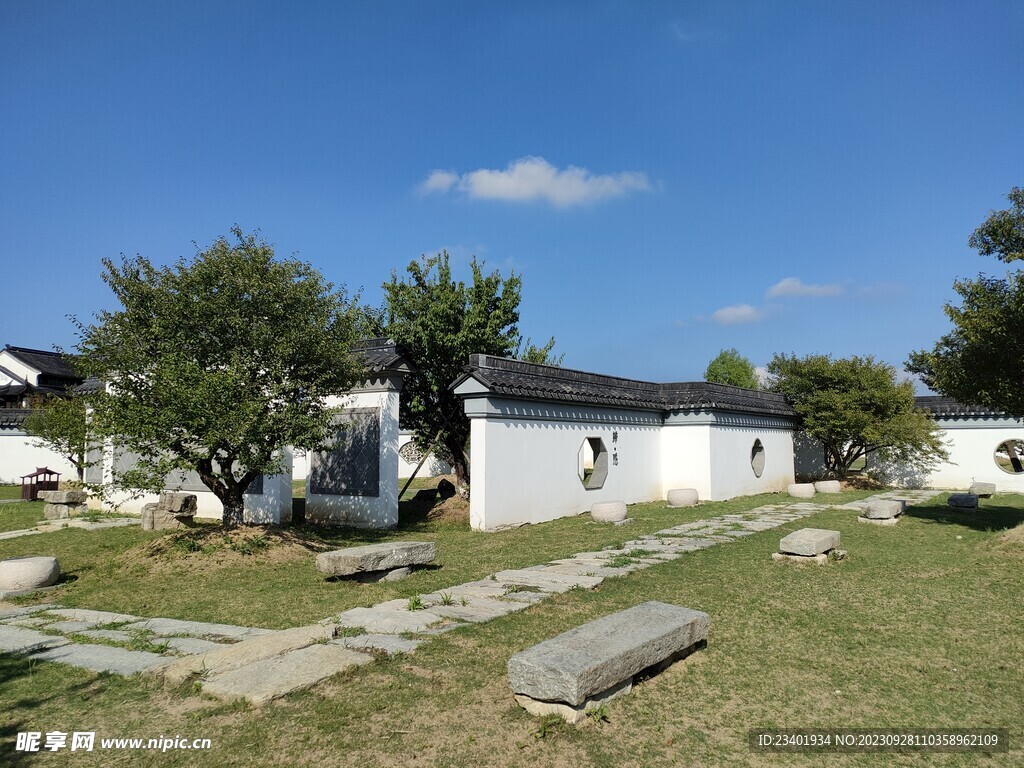 夏季伊芦山梅园白墙灰瓦建筑梅树