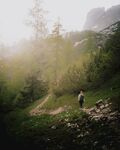 山里徒步登山者