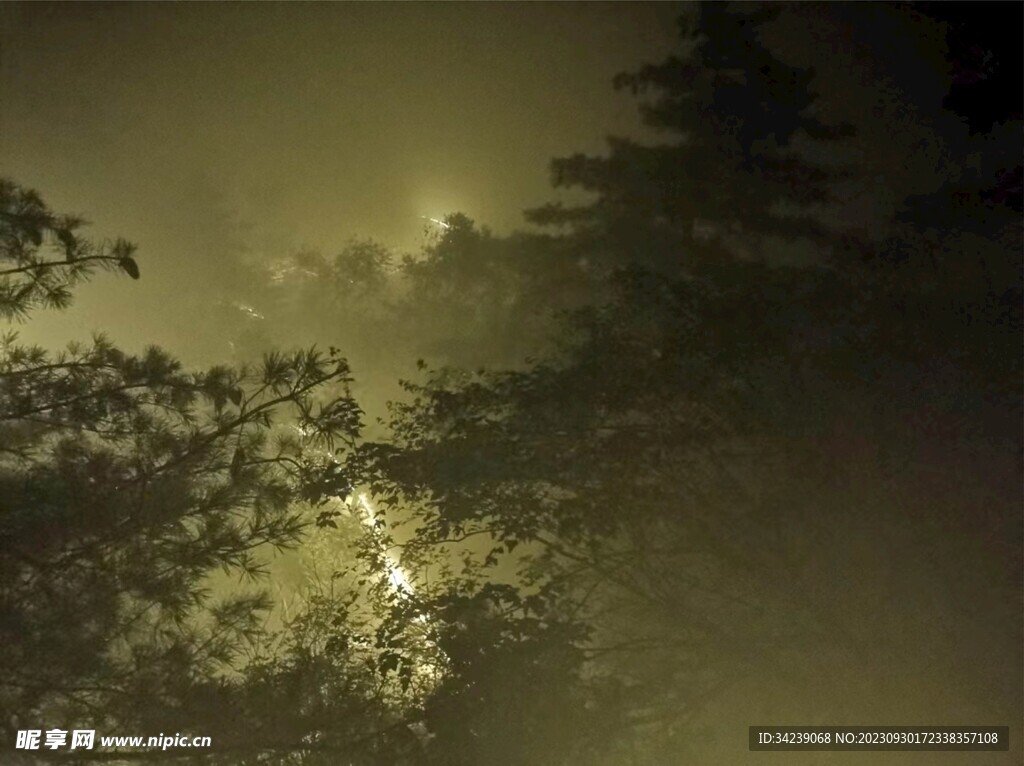 夜爬老君山