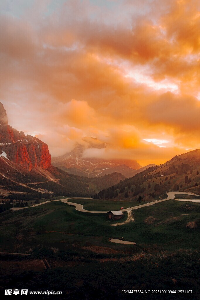 彩云海下的山脉风景