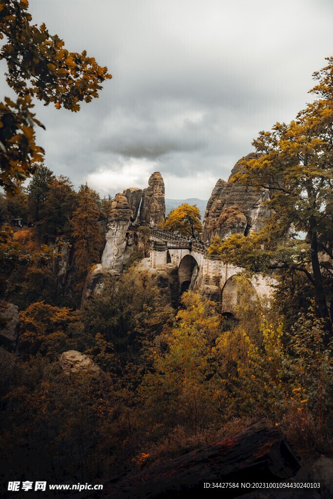 山岩和石桥风景