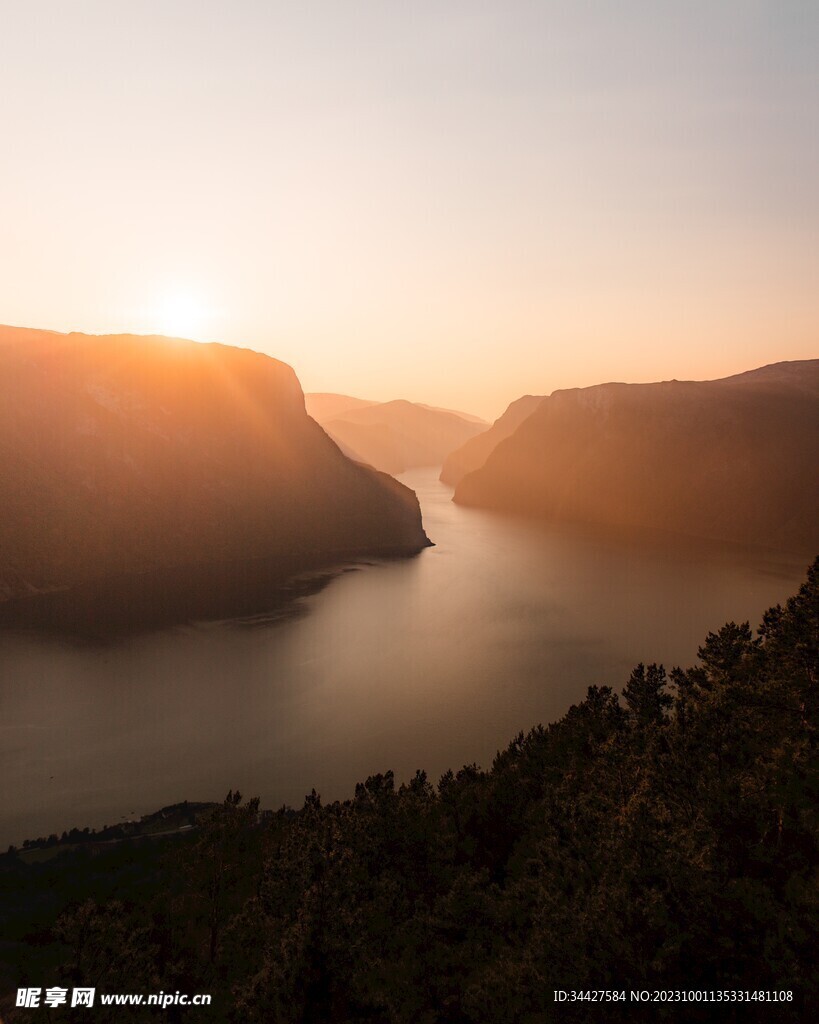 夕阳下的山水风景