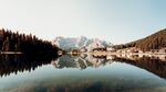 山湖边的建筑风景