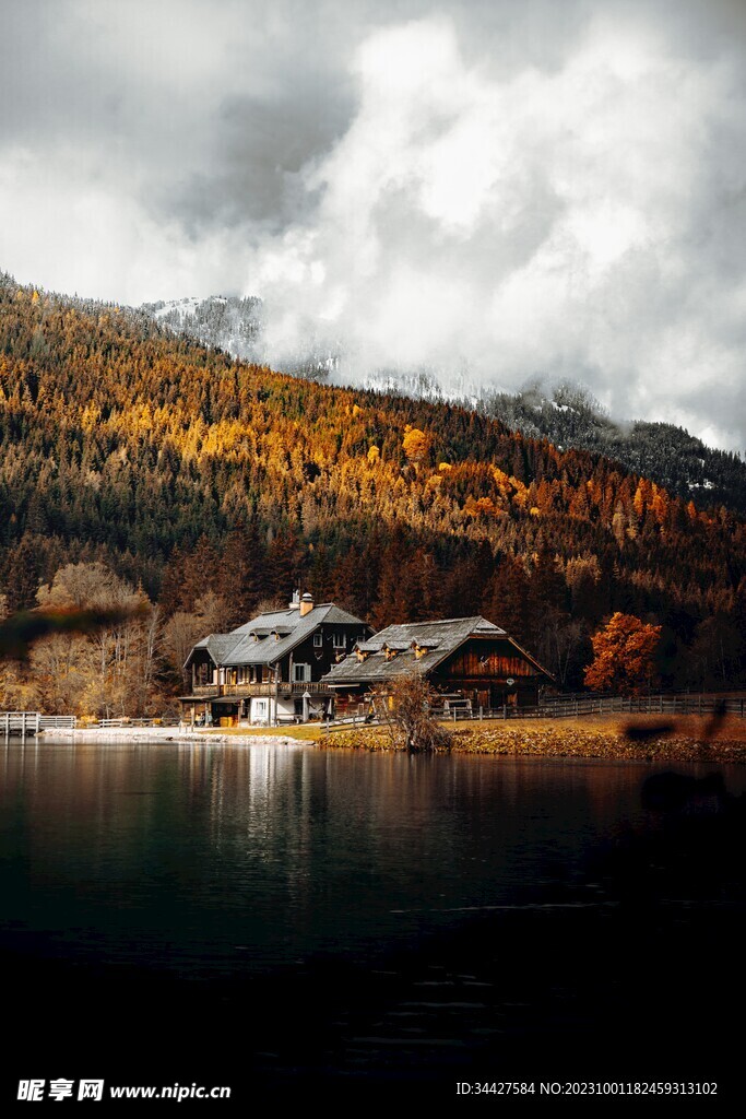 湖边木屋的山水风景