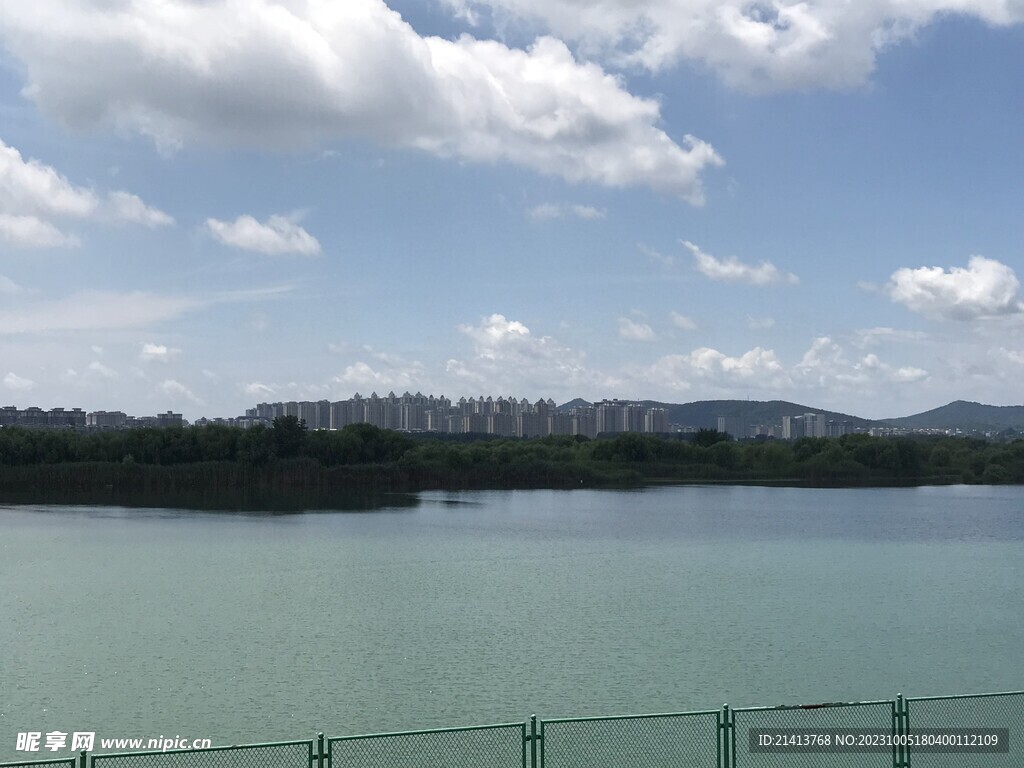 江边河滩江水