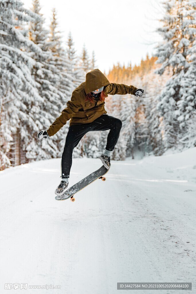 雪景中的滑板跳跃者