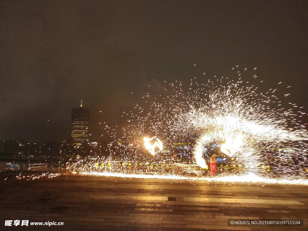铜官窑古镇打铁花