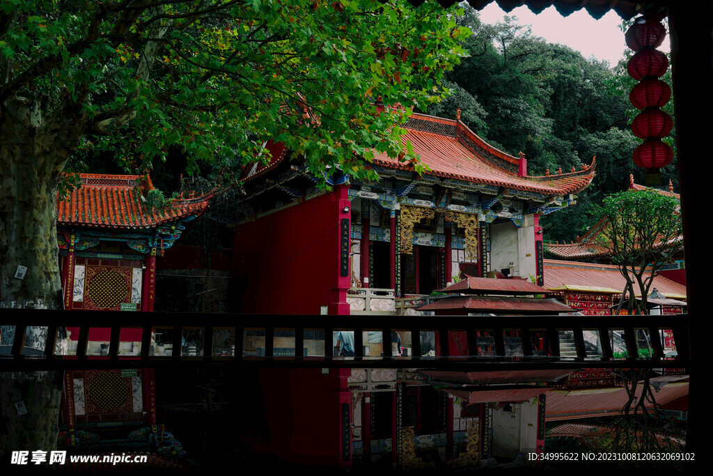 云南昆明丰泽植物园黑龙潭寺庙