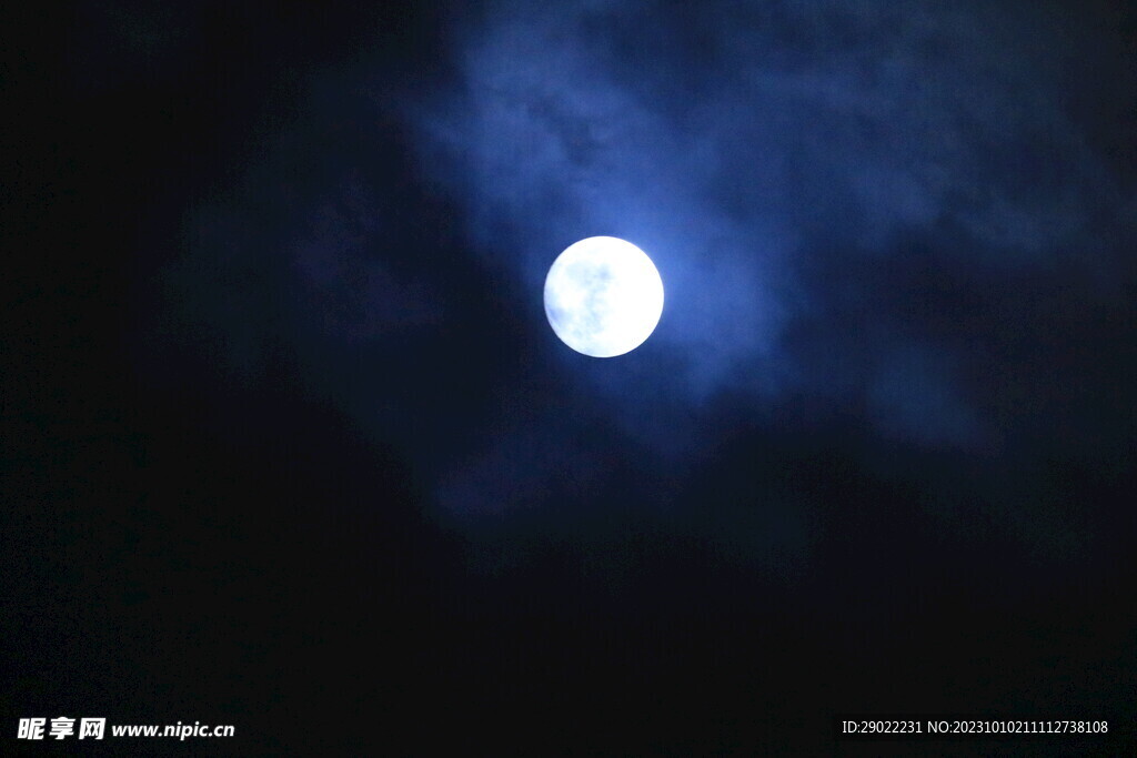蓝色天空十五的月亮实景高清大图