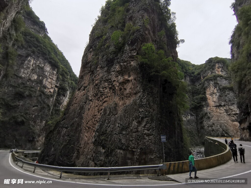 峡谷盘山路