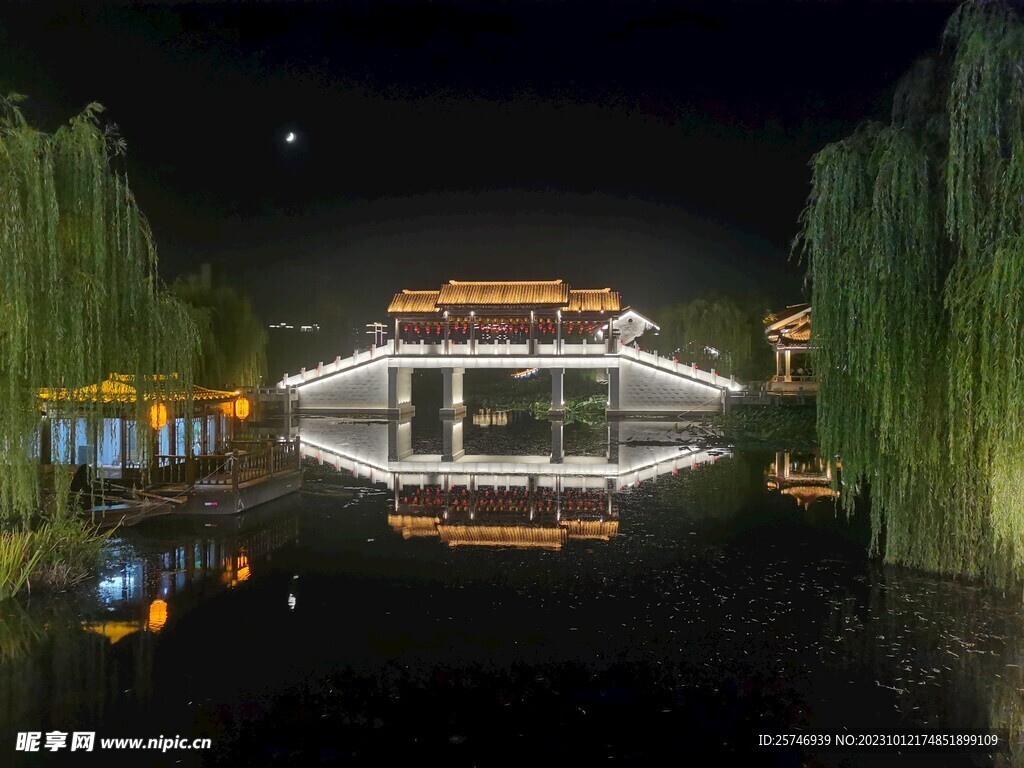 遗爱湖仿古建筑夜景