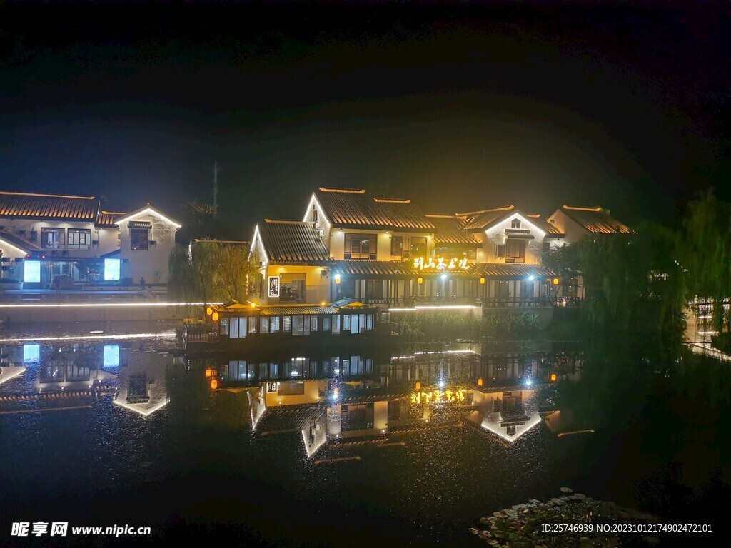 遗爱湖中式建筑夜景