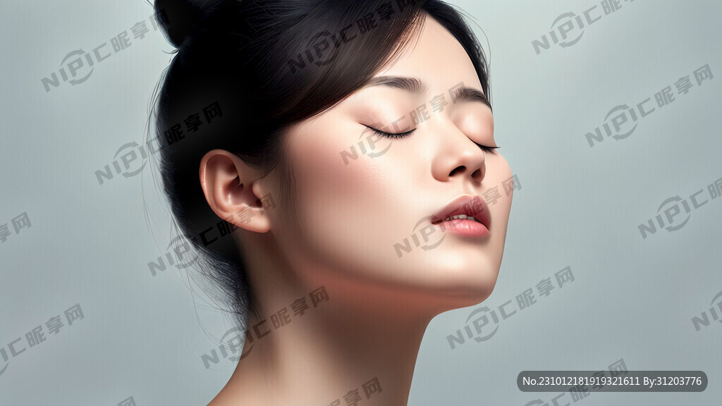 一个露着肩膀得美女闭着眼睛仰着