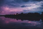 夜暮下的湖景